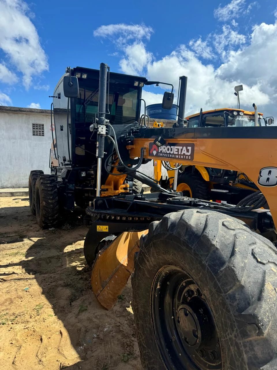 Motoniveladora em serviço de terraplenagem